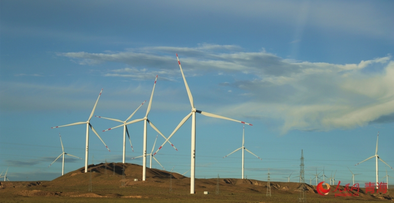 海西州境內(nèi)，風(fēng)力發(fā)電機(jī)迎風(fēng)旋轉(zhuǎn)。人民網(wǎng)記者 楊啟紅攝