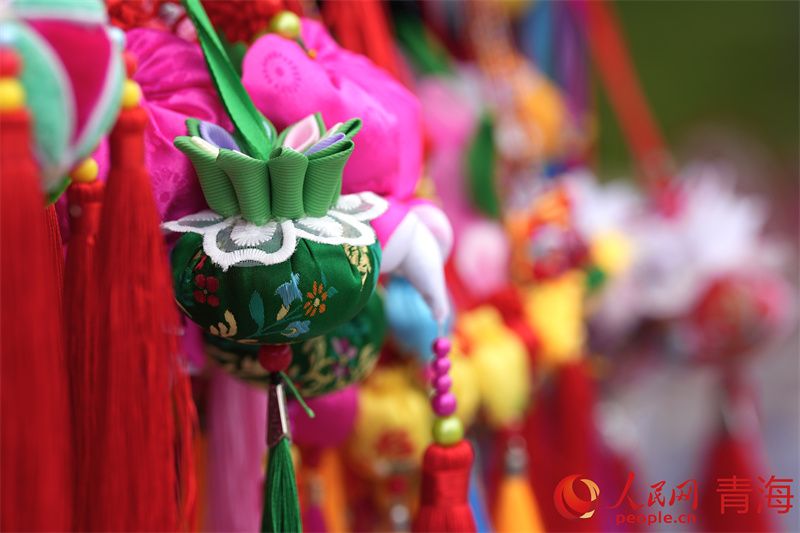 青海傳統(tǒng)香包。人民網(wǎng)記者 甘海瓊攝