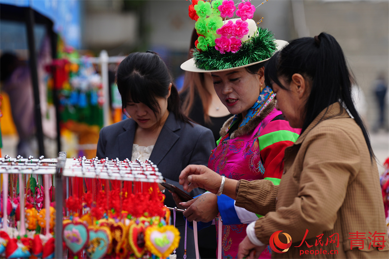 市民游客選購(gòu)香包。人民網(wǎng)記者甘海瓊攝 