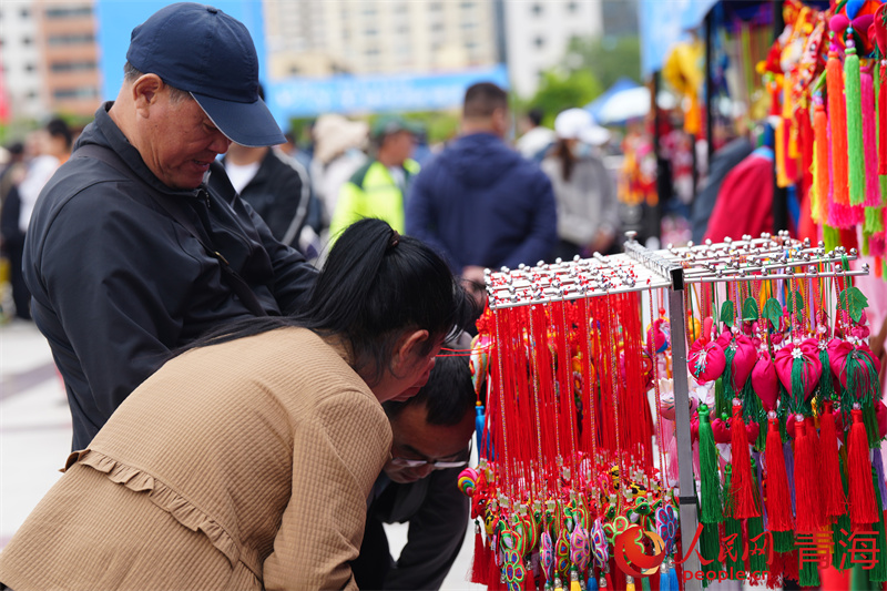 市民游客選購(gòu)香包。人民網(wǎng)記者 甘海瓊攝 