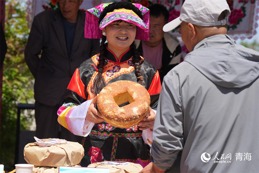 展示特色美食。人民網(wǎng) 陳明菊攝