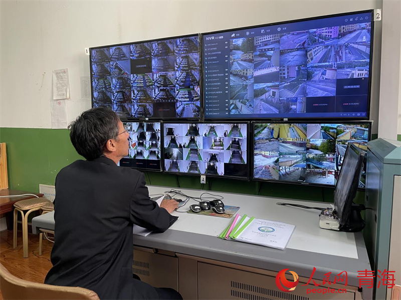 俄項(xiàng)查看校園監(jiān)控情況。人民網(wǎng) 況玉攝