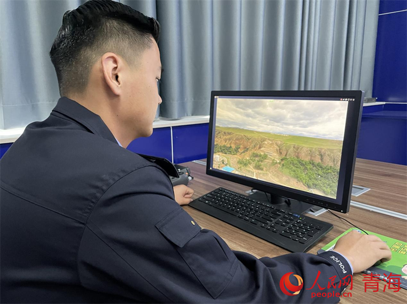 民警查看無人機(jī)巡邏畫面。人民網(wǎng) 況玉攝
