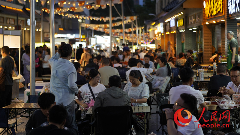 西寧市大新街夜市。人民網記者 甘海瓊攝
