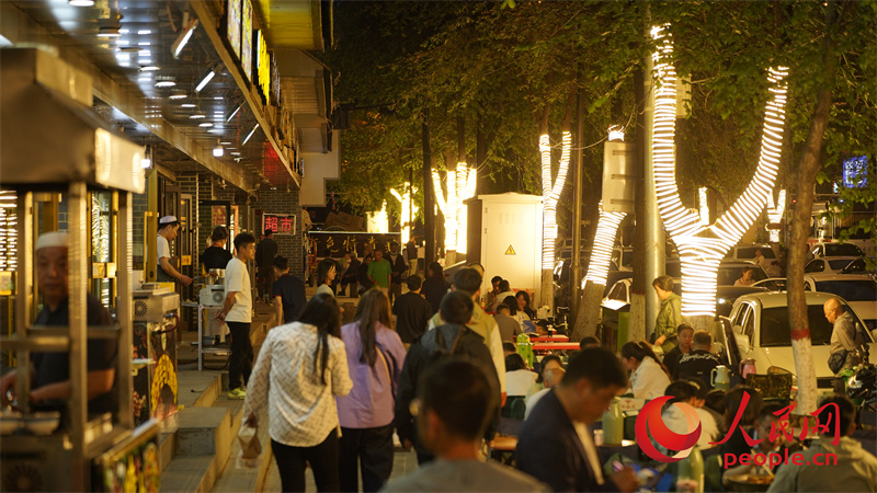 夜市餐飲區(qū)。人民網(wǎng)記者 甘海瓊攝