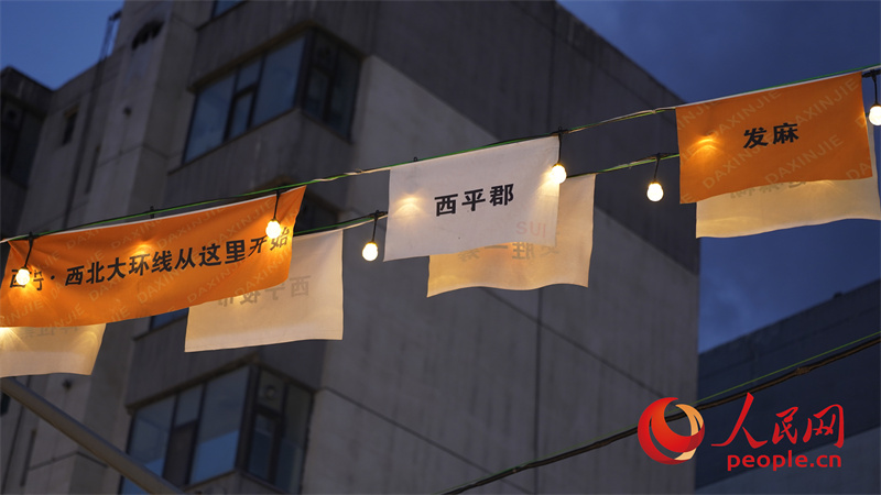 夜市一角。人民網(wǎng)記者 甘海瓊攝