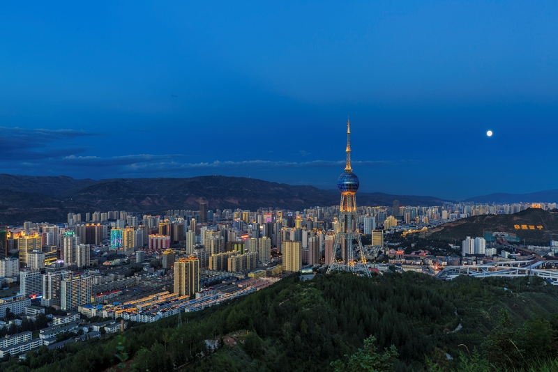 明月映河湟。牛占寧攝