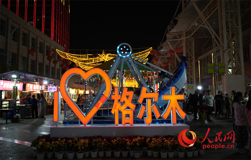 旱碼頭1960商業(yè)街燈火輝煌，熱鬧非凡。人民網(wǎng)記者 甘海瓊攝