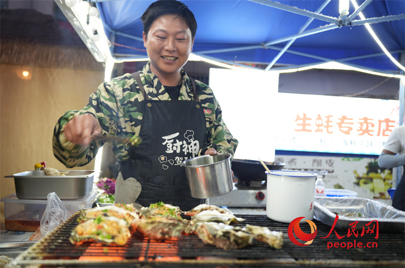 烤生蠔攤位香氣四溢，令人垂涎。人民網(wǎng)記者 甘海瓊攝