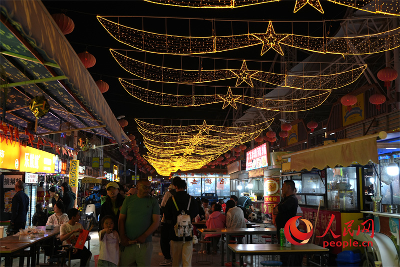 夜晚的美食區(qū)游客絡(luò)繹不絕。人民網(wǎng)記者 甘海瓊攝