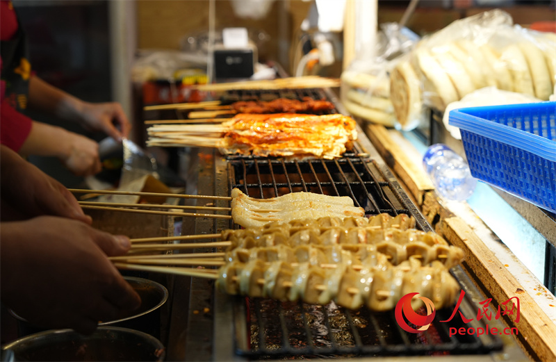 燒烤攤位前各色食材豐富多樣。人民網(wǎng)記者 甘海瓊攝