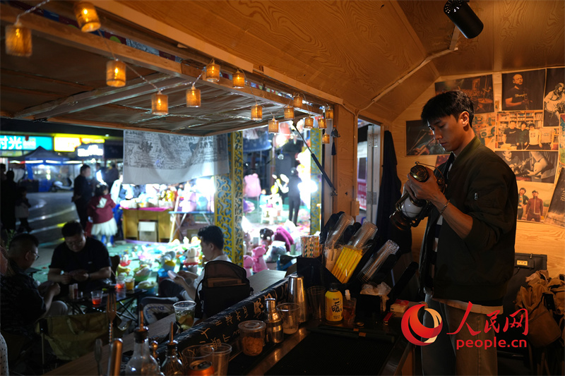 旱碼頭1960商業(yè)街的青年創(chuàng)業(yè)者。人民網(wǎng)記者 甘海瓊攝