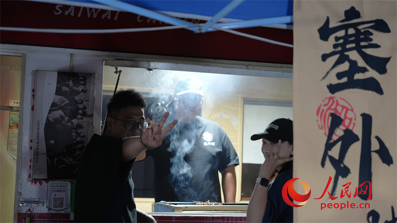 等待美食的游客。人民網(wǎng)記者 甘海瓊攝