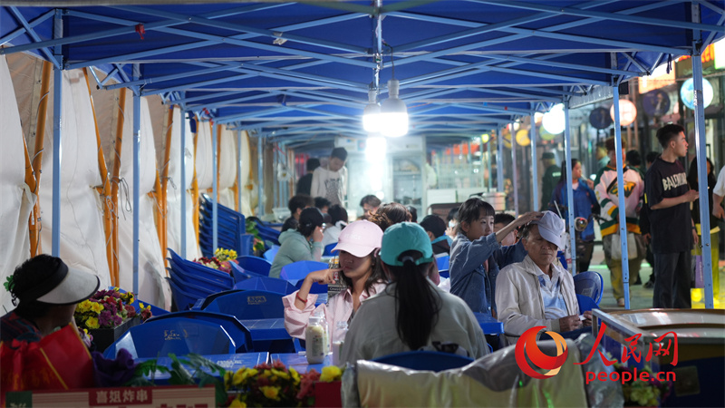 夜晚的旱碼頭1960商業(yè)街熱火朝天。人民網(wǎng)記者 甘海瓊攝