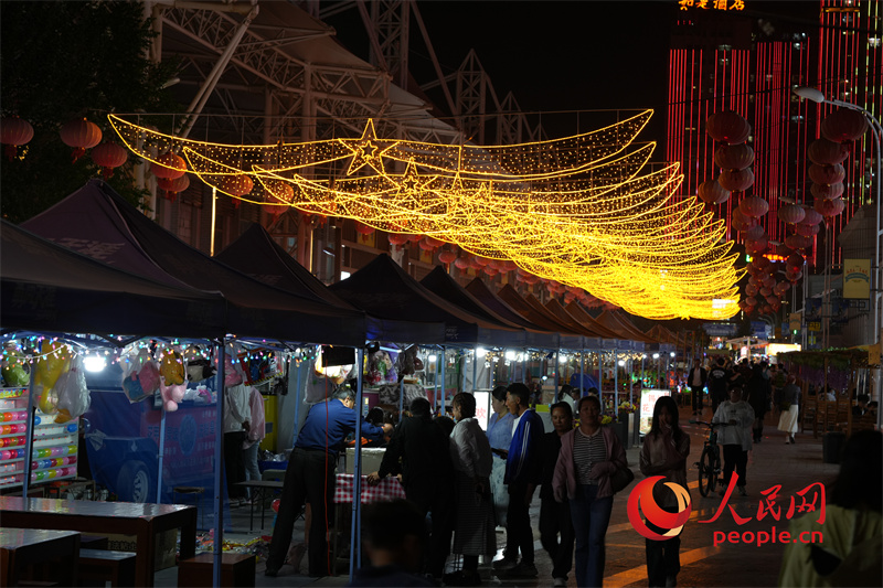 夜晚的旱碼頭1960商業(yè)街。人民網(wǎng)記者 甘海瓊攝