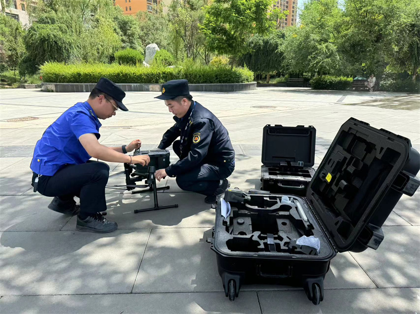 工作人員用無人機(jī)巡查市容市貌。城西區(qū)城管局供圖