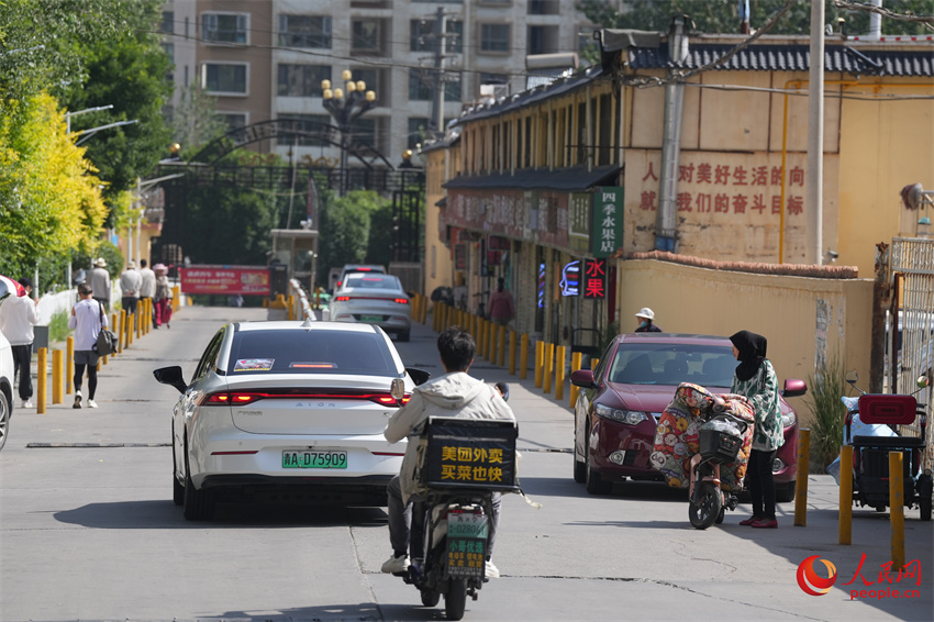 熱鬧的劉家寨小區(qū)。人民網(wǎng) 陳明菊攝