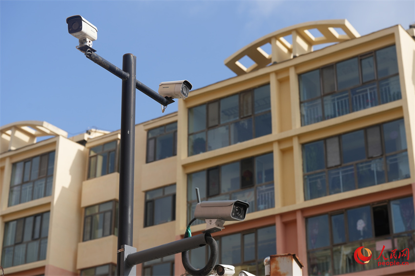 智能監(jiān)控系統(tǒng)覆蓋整個(gè)小區(qū)。人民網(wǎng) 陳明菊攝