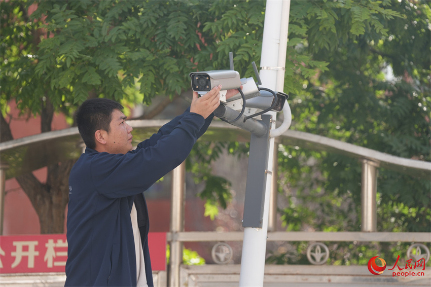 算力中心現(xiàn)場(chǎng)服務(wù)工程師馬玉良維護(hù)智能監(jiān)控設(shè)備。人民網(wǎng) 陳明菊攝