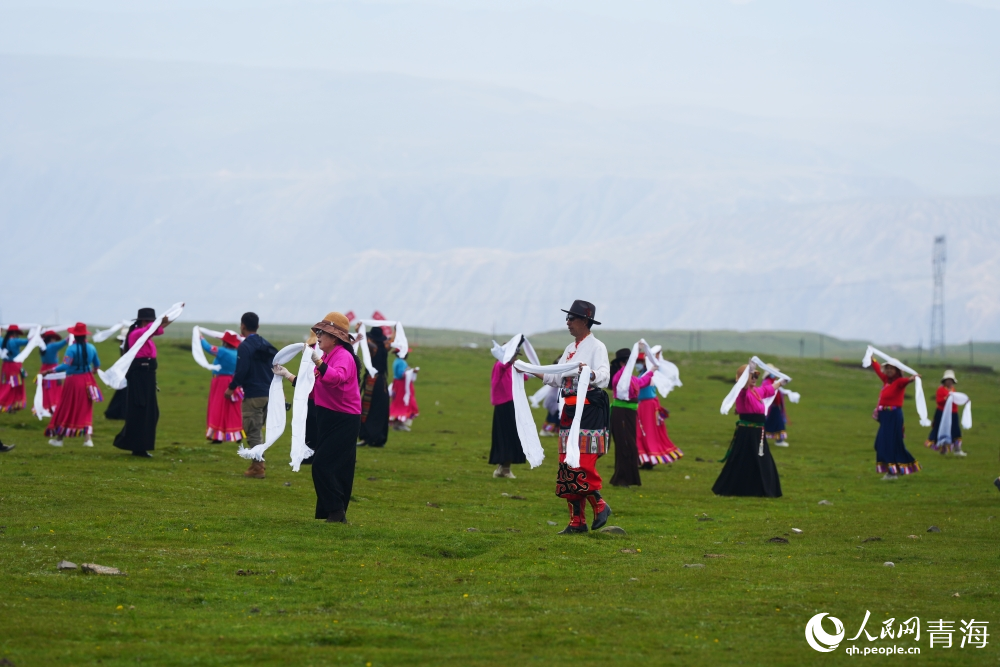 貴德群眾載歌載舞，共赴盛會。人民網(wǎng) 陳明菊攝