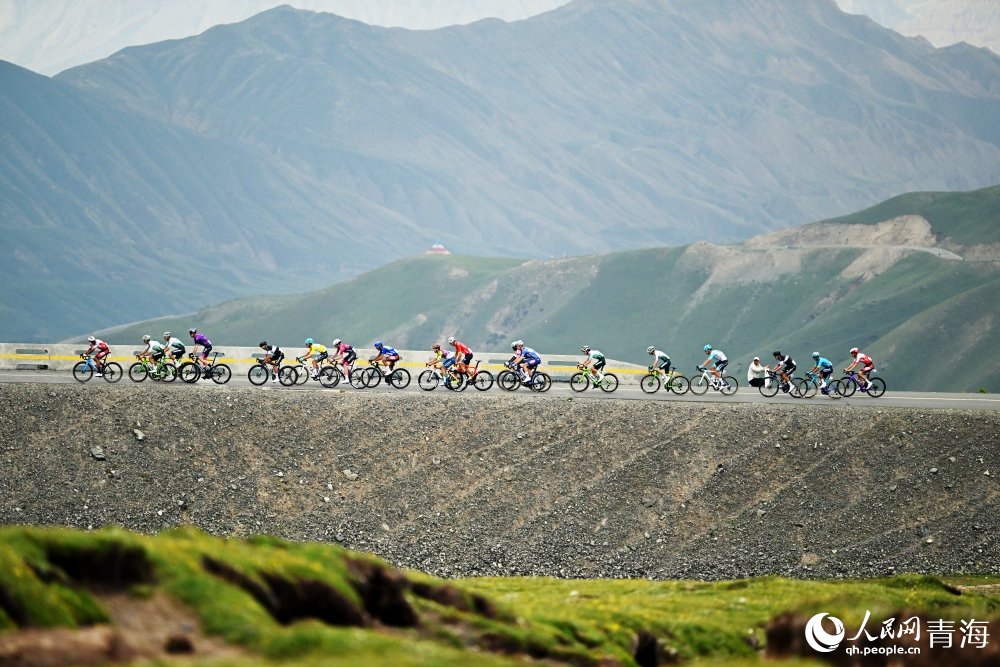 環(huán)湖賽車隊(duì)行進(jìn)在云山巴卡臺(tái)。人民網(wǎng) 陳明菊攝