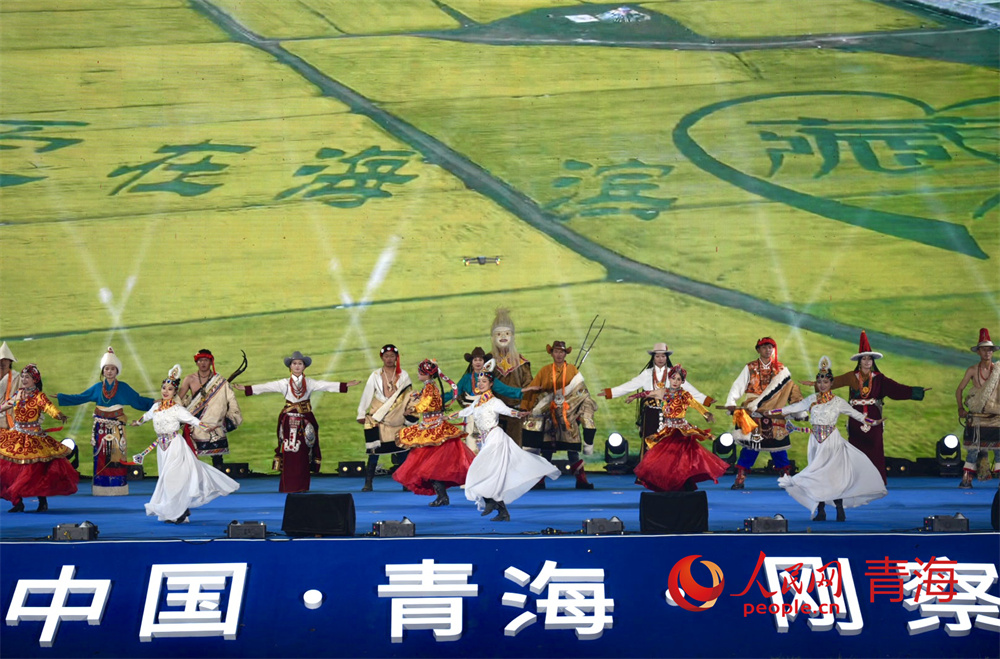 第九屆中國·青海國際民族傳統(tǒng)射箭精英賽在剛察開幕。人民網 況玉攝