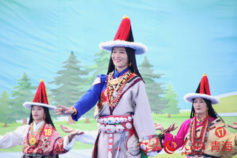 選手展示綽約姿態(tài)。實(shí)習(xí)生 謝尹廷攝