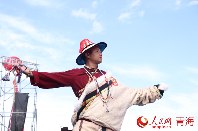 選手傲然挺立。實(shí)習(xí)生 謝尹廷攝