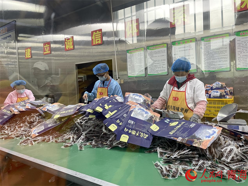 打包牛肉干。人民網(wǎng) 況玉攝