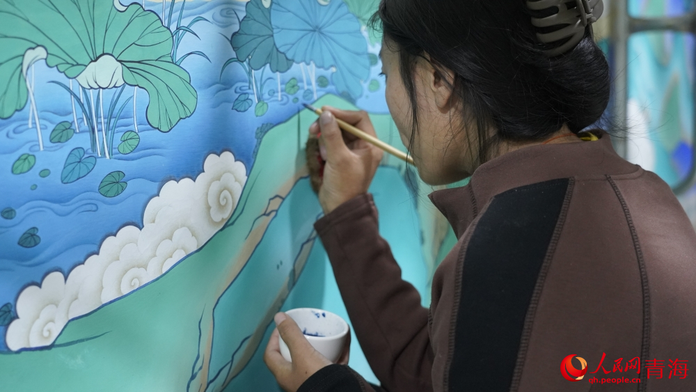 龍樹畫院正在繪畫唐卡的學(xué)員。人民網(wǎng) 陳明菊攝