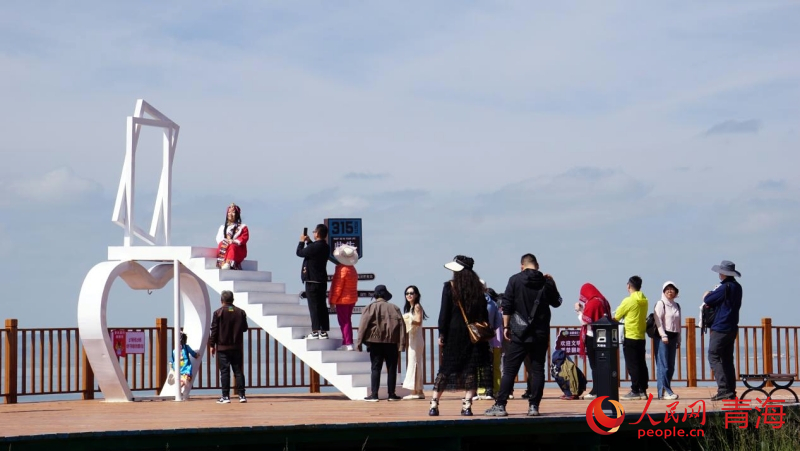 游客合影留念。人民網(wǎng) 況玉攝