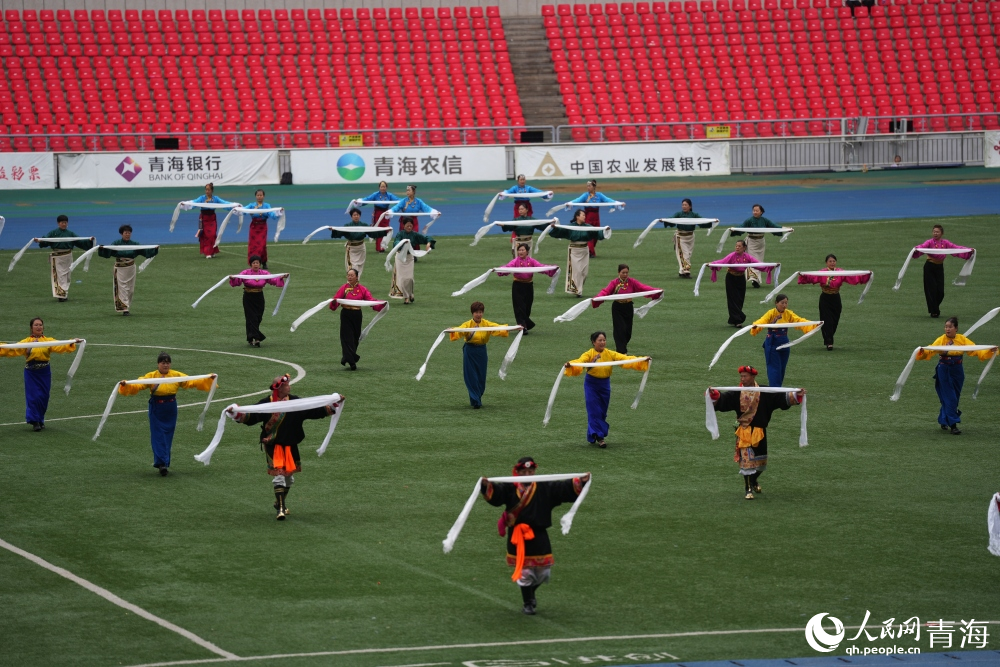 獨特的賽事開場。人民網(wǎng)記者 甘海瓊攝