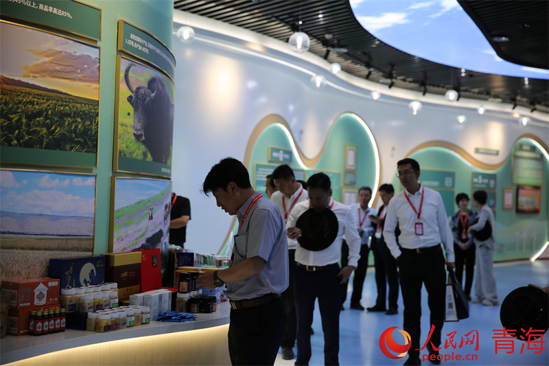 與會嘉賓了解海南州特色農(nóng)產(chǎn)品。人民網(wǎng) 馬可欣攝