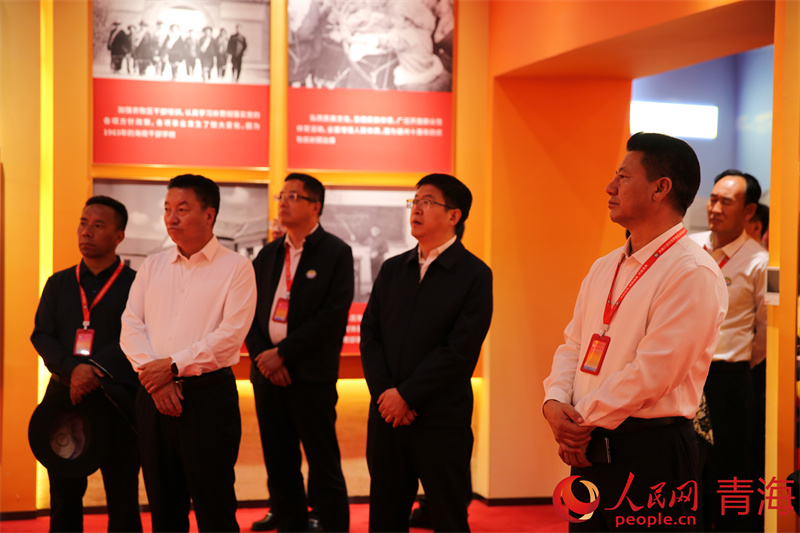 與會嘉賓了解海南州“四地”產(chǎn)業(yè)及經(jīng)濟(jì)社會發(fā)展成就。人民網(wǎng) 馬可欣攝