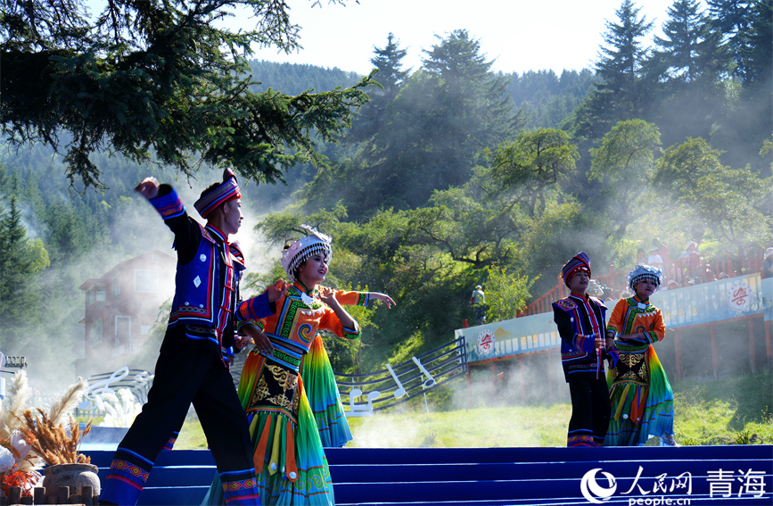 選手們在群山霧氣中的精彩表演。人民網(wǎng) 顧斐菲攝