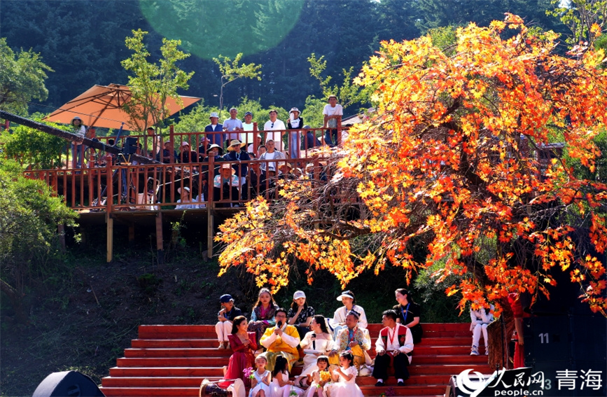 選手們在群山霧氣中的精彩表演。人民網(wǎng) 顧斐菲攝