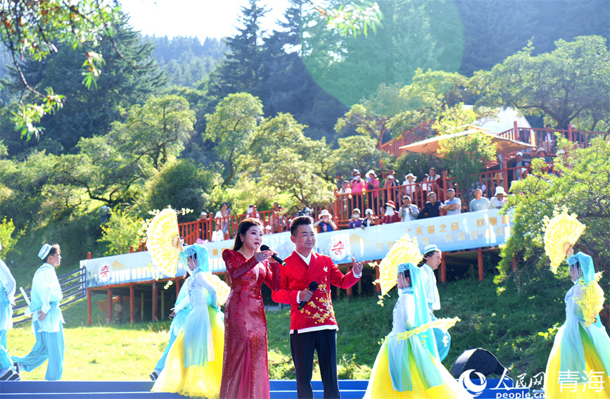 選手們在群山霧氣中的精彩表演。人民網(wǎng) 顧斐菲攝