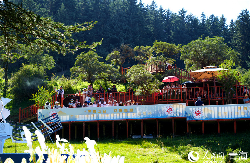 現(xiàn)場觀眾熱情高漲。人民網(wǎng) 顧斐菲攝