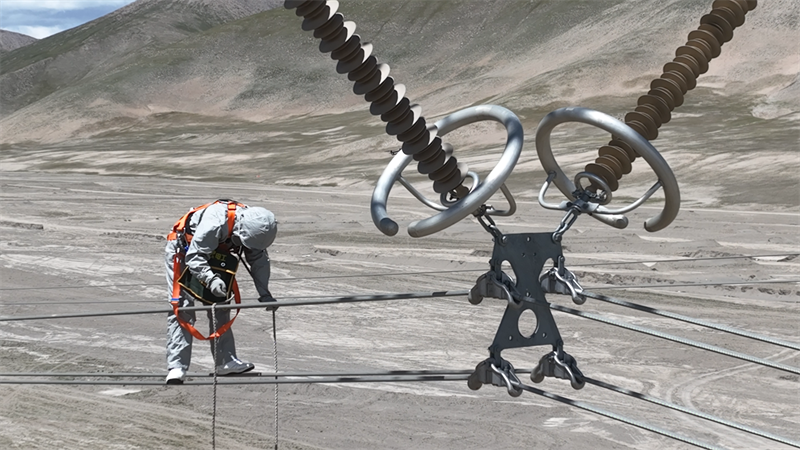 首條進(jìn)藏的“電力天路”工程青藏聯(lián)網(wǎng)工程±400千伏柴拉直流輸電線路358號塔首次開展等電位帶電作業(yè)。張朋攝