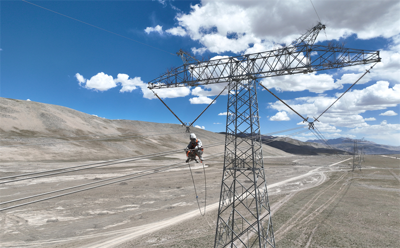 首條進(jìn)藏的“電力天路”工程青藏聯(lián)網(wǎng)工程±400千伏柴拉直流輸電線路358號塔首次開展等電位帶電作業(yè)。張朋攝