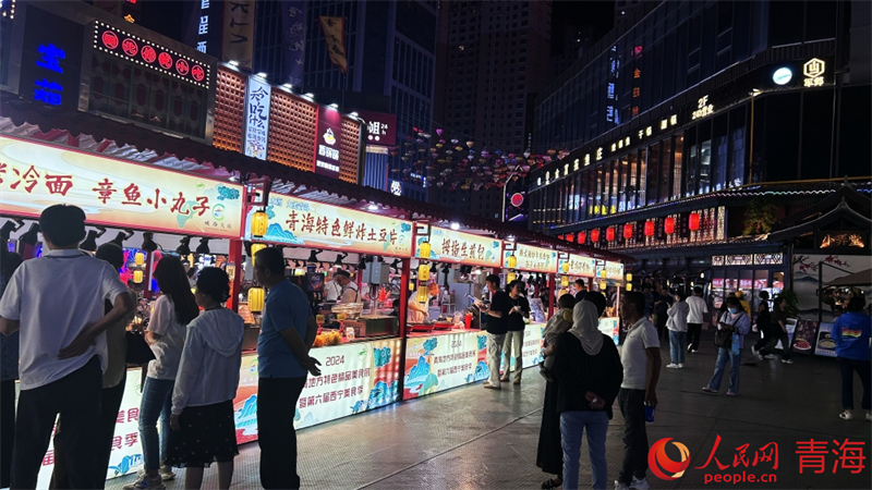 夜市熱鬧繁華。人民網(wǎng) 陳明菊攝