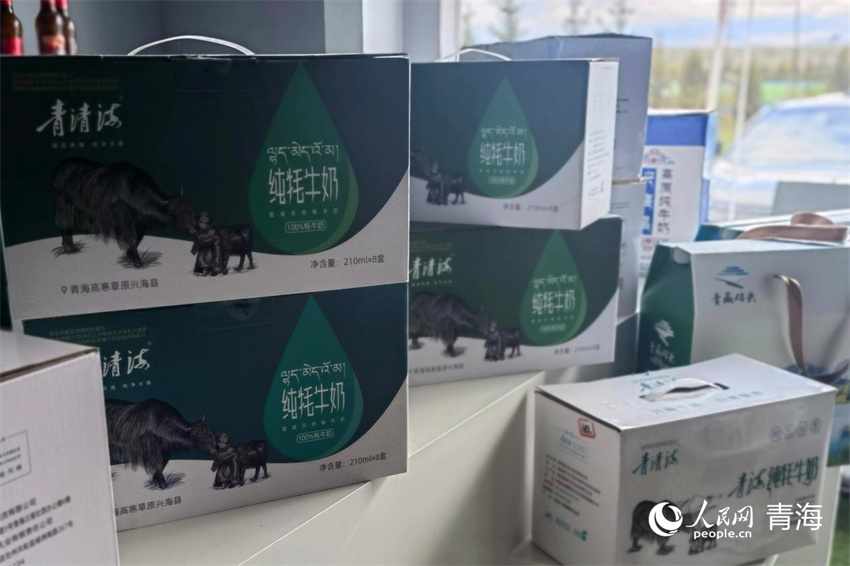 社區(qū)電子商務(wù)服務(wù)中心內(nèi)展銷的特產(chǎn)。人民網(wǎng) 馬可欣攝