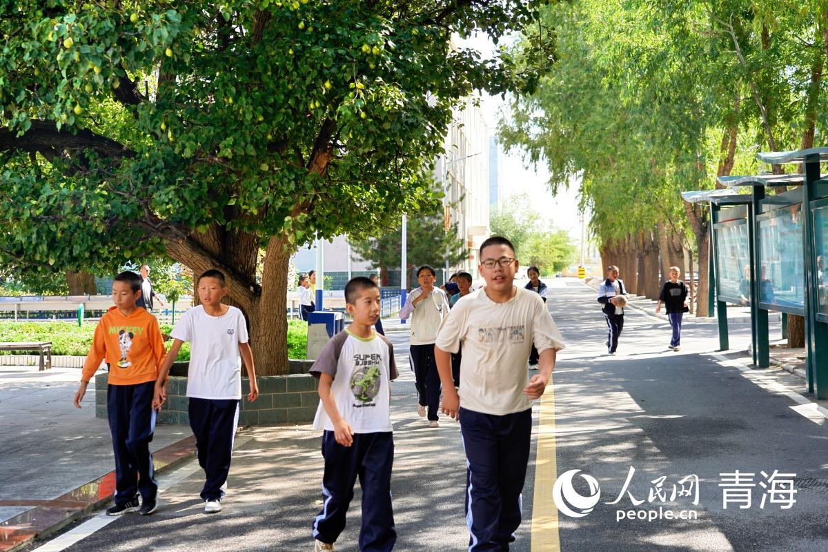 課間活動，同學(xué)們聊天嬉戲。人民網(wǎng)記者 楊啟紅攝