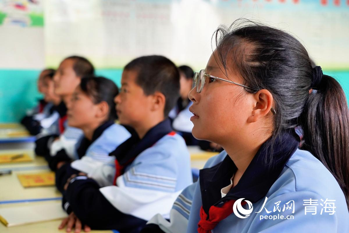 同學(xué)們認(rèn)真聽講。人民網(wǎng)記者 楊啟紅攝