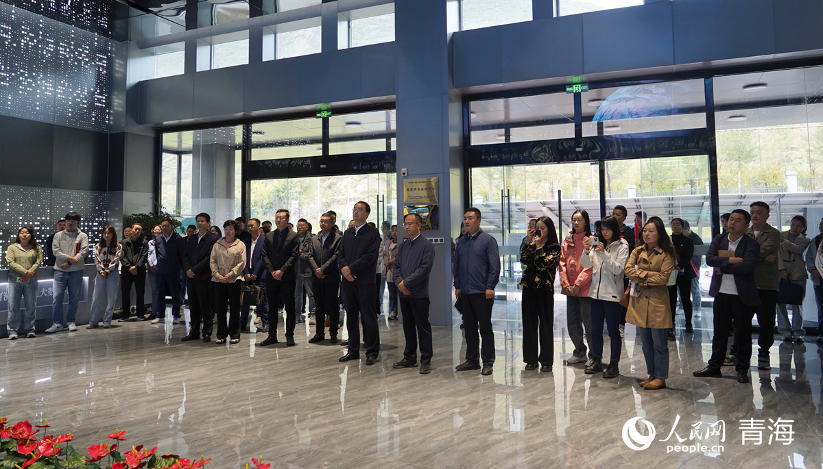 采訪團(tuán)了解海東綠色算力產(chǎn)業(yè)發(fā)展。人民網(wǎng)記者 楊啟紅攝