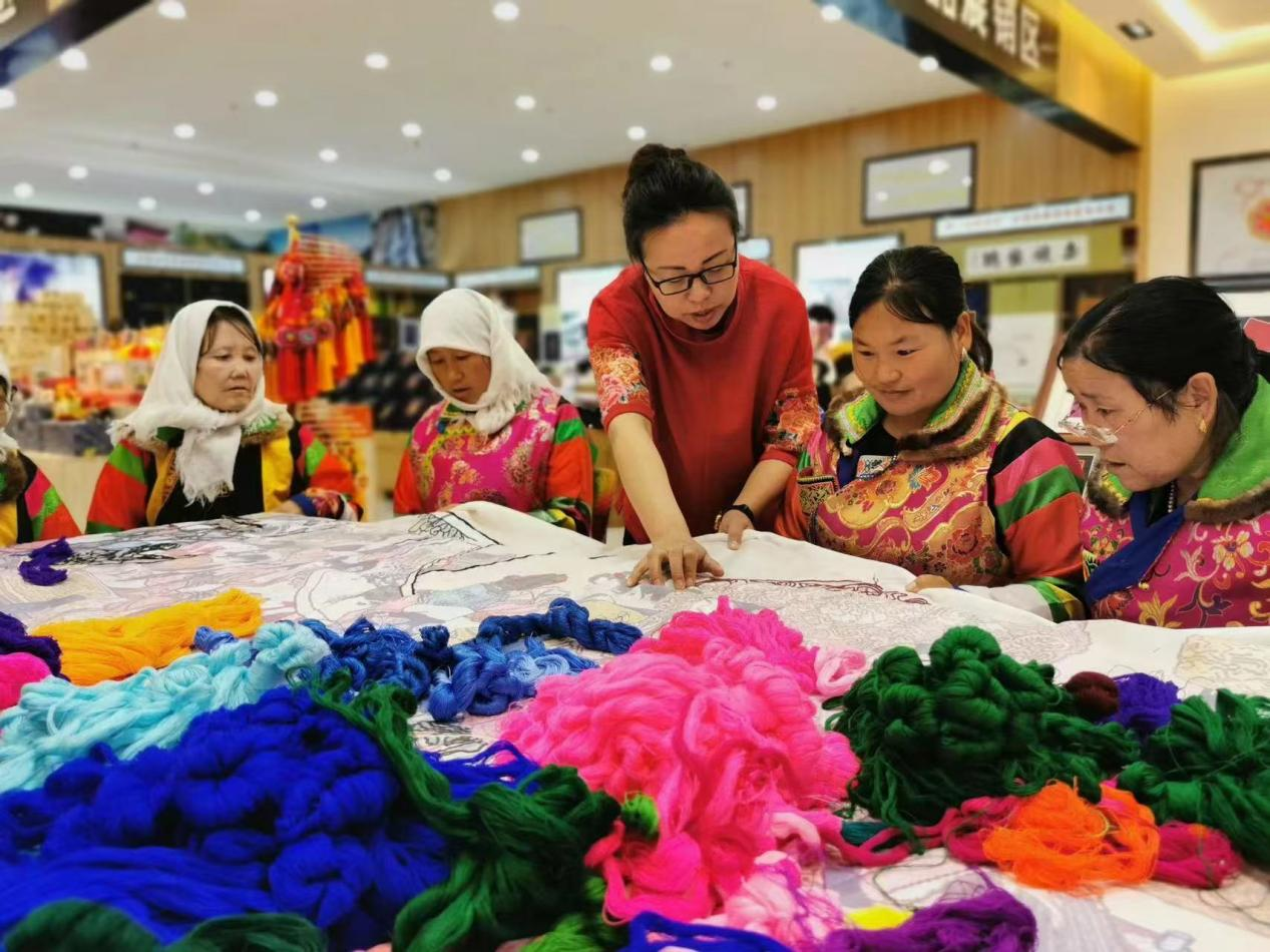 蘇曉莉與繡娘交流技藝。受訪者供圖