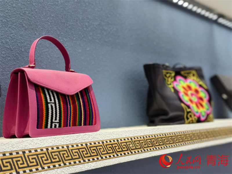 具有現(xiàn)代化風格的青繡箱包。人民網(wǎng) 馬可欣攝