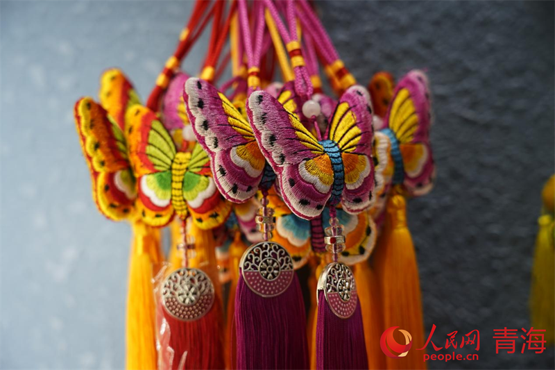 精美的刺繡小掛件。人民網(wǎng)記者 楊啟紅攝