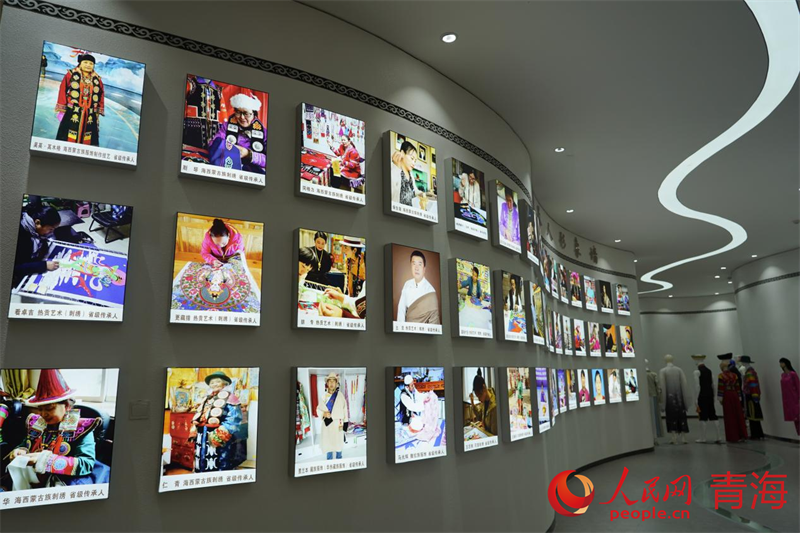 展廳內(nèi)的傳承人形象墻。人民網(wǎng)記者 楊啟紅攝