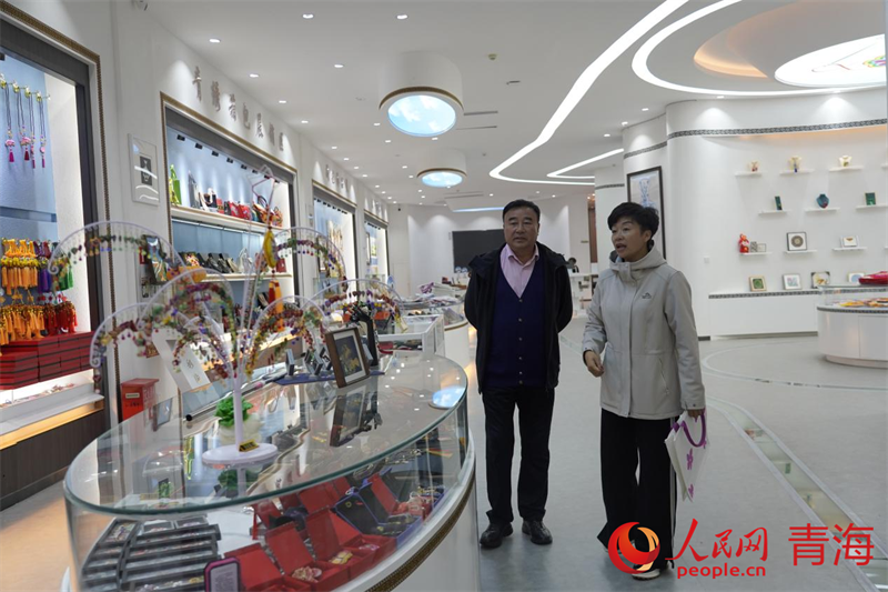 游客挑選青繡產(chǎn)品。人民網(wǎng)記者 楊啟紅攝